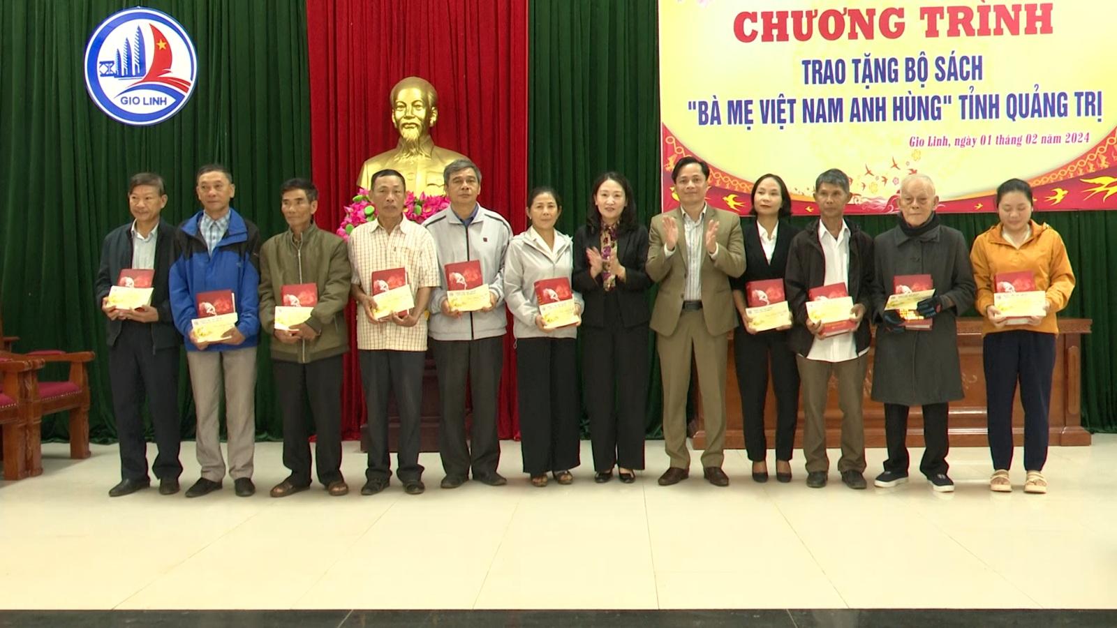 UBND huyện Gio Linh tổ chức buổi lễ trao tặng bộ sách Bà mẹ Việt Nam anh hùng cho thân nhân các...
